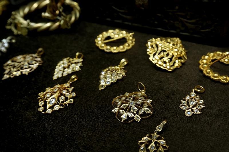 匠人把玫瑰式切割钻石镶嵌进金饰，满足了昔日土生华人想要首饰镀金又有钻石的需求。