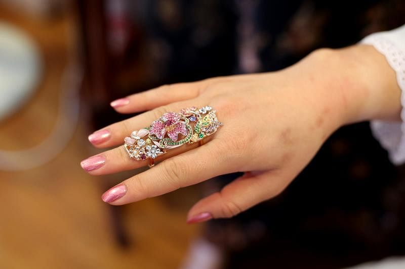 Asian Artistry Fine Jewellery的设计师在设计此戒指时，保留土生华人取材自然的元素，加入色彩鲜艳的宝石。