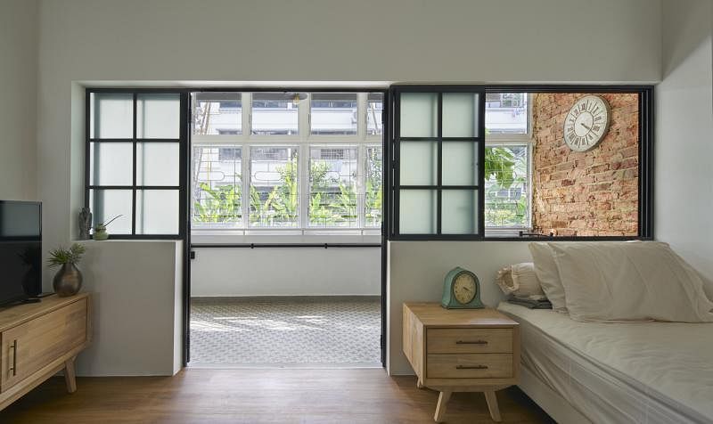 主卧室的雾面玻璃门和玻璃窗能完全敞开，让自然光洒满一室。