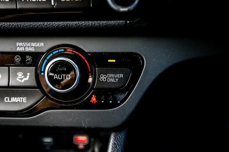 车子的中控有一个“司机而已”的按键，单独行驶时，只要启动这个按键，就只有驾驶者能享受到冷气，提升节能。