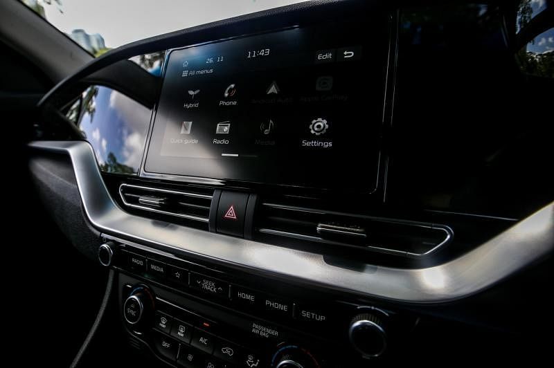 车子中控的8英寸娱乐触屏，嵌入仪表板内，中间还有铬条横跨，提升质感。