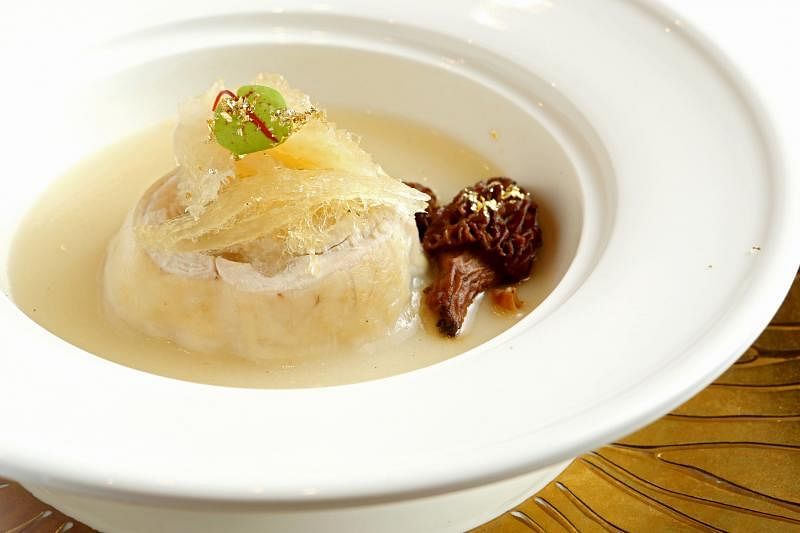 凤吞燕是传统老菜，黄旭严改良成一人份的精致版本。