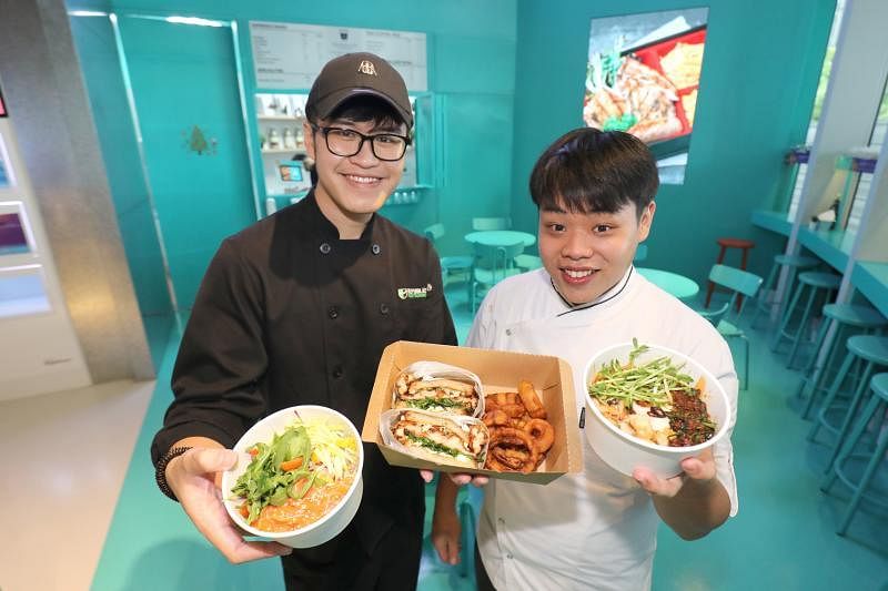 Wearelittlebites的负责人唐文俊（左）和田伟明不久前于Deliveroo Food Market的共享厨房开业，菜单上目前只有三样菜。（陈斌勤摄）