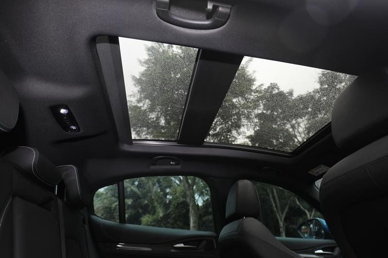 车子的全景天窗有电动功能。