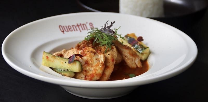 Quentin's的魔鬼咖喱“Curry Debal”是把鸡肉混合醋、辣椒和各种辛辣香料混合煮成，没有加咖喱粉。