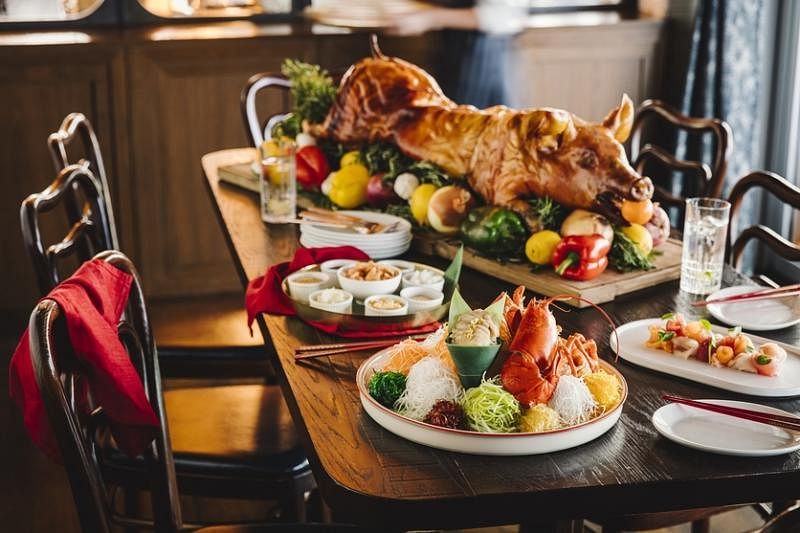 Lavo意大利餐馆应节推出鲍鱼鱼生和配有海鲜酱的烤乳猪。