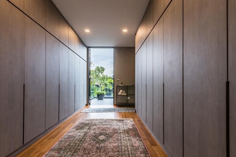 房子二楼与阁楼的长廊采用木质地板与两旁的木柜搭配，质感更为温馨。