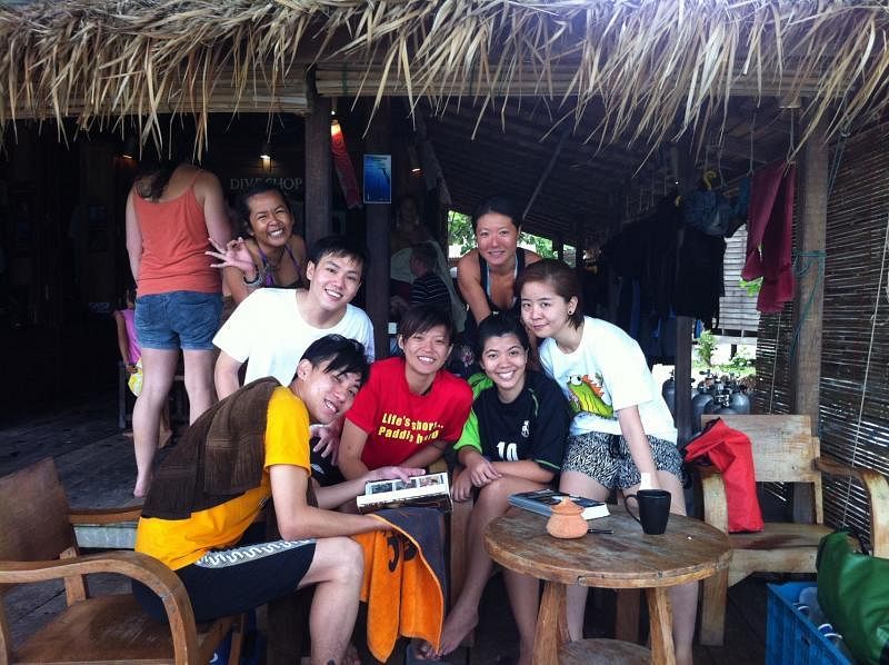 林安琪（后排右一）在泰国当潜水教练时与学生合影。