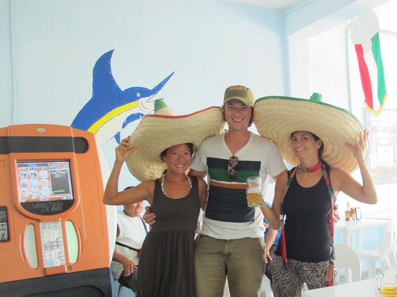 林安琪（左一）在墨西哥结交到志同道合的朋友。