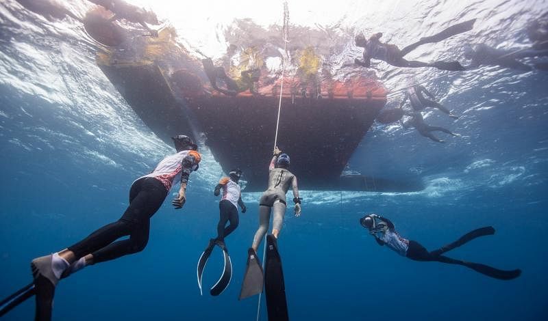 自由潜水是一项大型极限运动，需要投入专业设备完成。