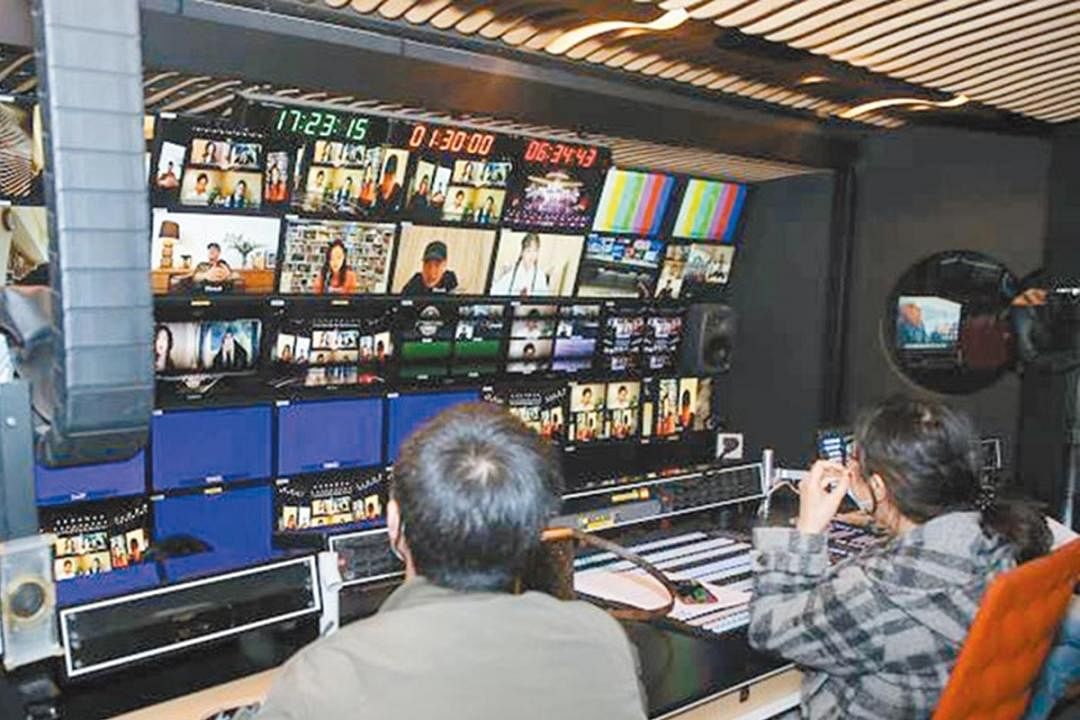 中国综艺节目《声临其境》采“云录制”制作节目，让艺人在家与电视台导播室连线。（互联网）