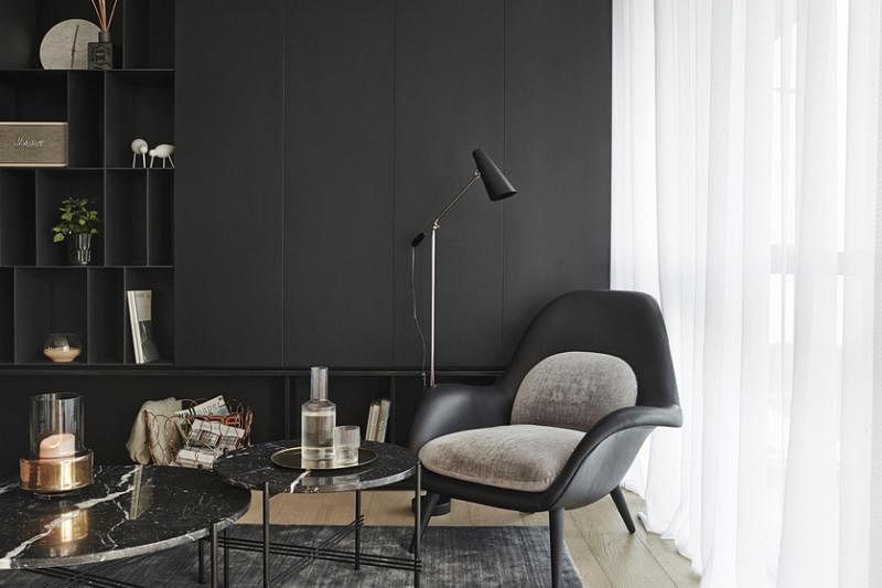 客厅座位，采用黑灰相间的对比设计。