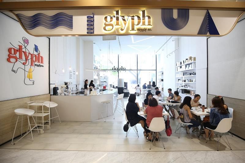 Glyph Supply Co的地点相对静谧，以白色和不锈钢营造简约风格。