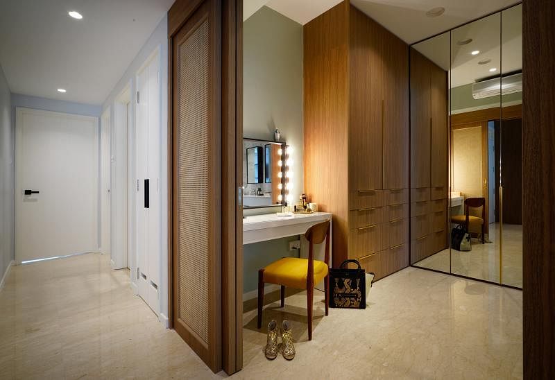步入式衣帽间是打通连接两间卧房的浴室后全新打造的空间。