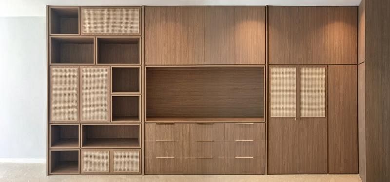 装修设计上的一大挑战是如何在长达7公尺的墙壁木柜平均分配摆设和储存空间。