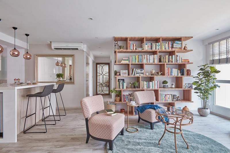 书架是客厅的视线焦点，也撑住整体空间，座椅再怎么移动也不会显得杂乱无序。