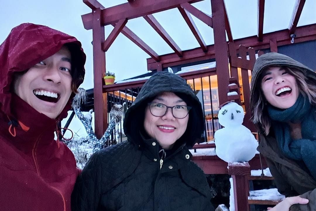 鹤天赐与母亲去年冬天跟丘平亿一起玩雪。（照片由受访者提供）