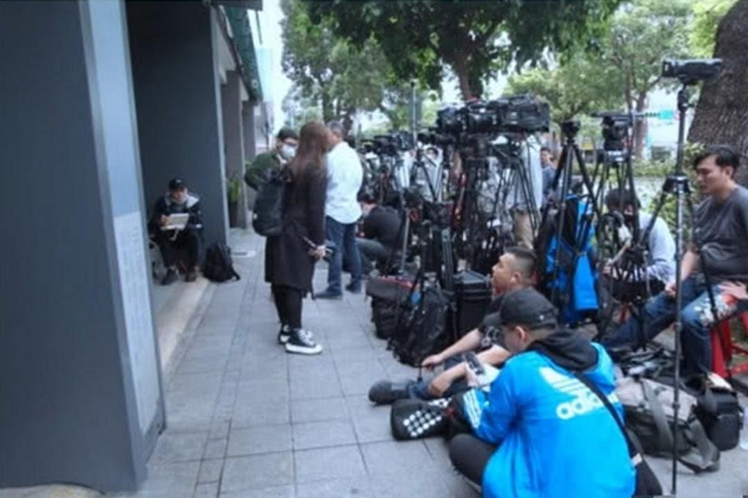 大批媒体在龙岩会馆外等候采访辛龙的最新状态。（互联网）
