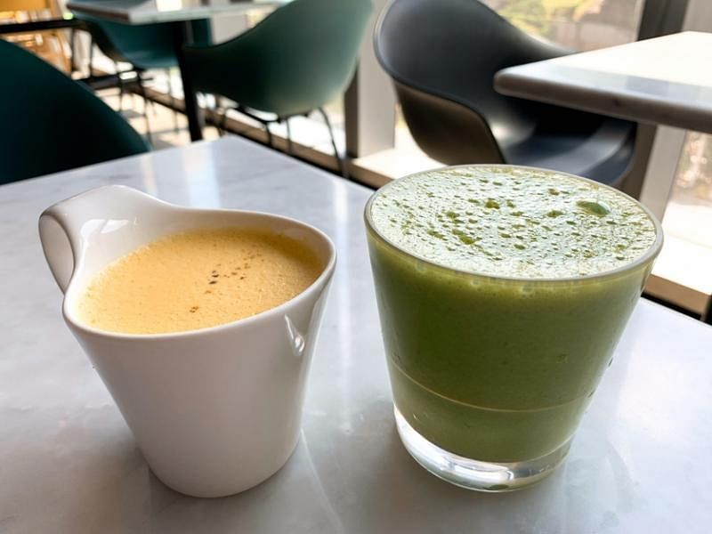 姜黄拿铁（左）与Super Green Detox果汁。