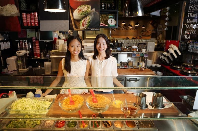 许维庭（右）和姐姐许维玲共同开创餐饮品牌Souperstar，主打薄饼和各式汤品。