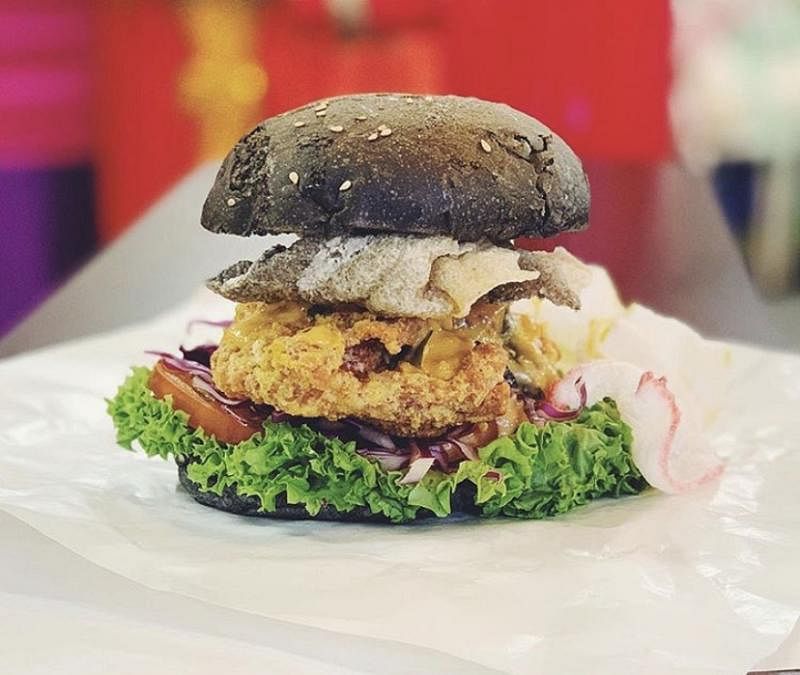 Wok in Burger将本地煮炒美食作为汉堡馅料，引发食欲。（互联网）