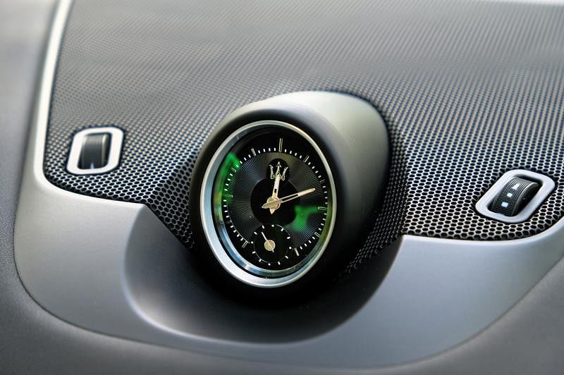 中控台上的椭圆形玛莎拉蒂时钟，提升了车子的质感。