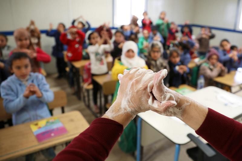 联合国儿童基金会（UNICEF）与国际慈善组织乐施会（Oxfam）发动义工前往叙利亚，教导难民儿童正确洗手的步骤，以应对肆虐全球的冠状病毒。（路透社）