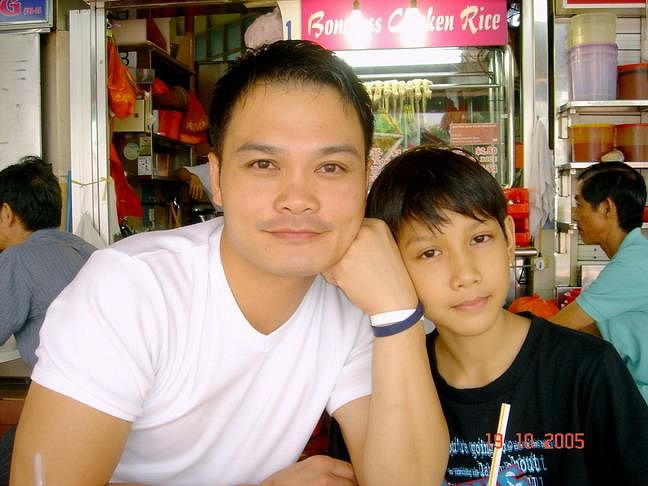 梁耀祖（右）念小学时，爸爸梁兆基上班前会带他到小贩中心吃早餐。（受访者提供）