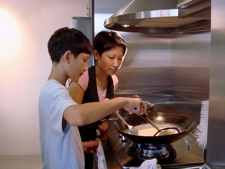 梁耀祖小时候很少进厨房，约10岁时他尝试下厨并向妈妈讨教。（受访者提供）