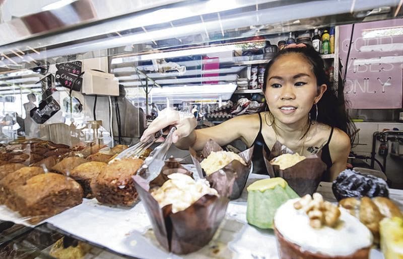 庞雪玲在熟食中心创业，希望更多人有机会吃到她的糕点。（梁麒麟摄）