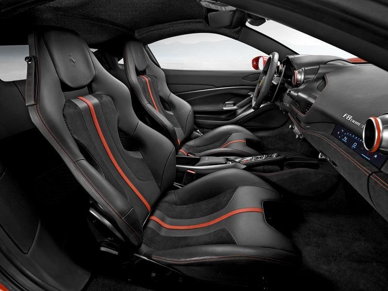 座舱设计以驾驶者为中心，座椅的环抱度和舒适度相当高。