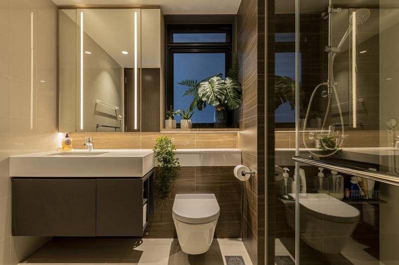 设计像精品酒店的浴室内有一扇窗，可以观赏窗外的自然天色。