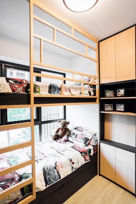 王慈艺让这间儿童房的复合式家具有变动性，床头柜拉开后可变书桌。