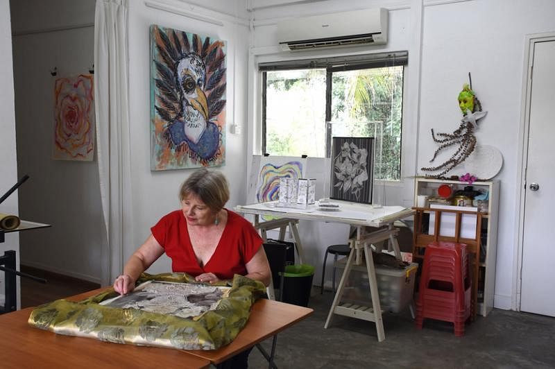 画家凯莉在明净的画室创作，室内室外都是创作养分。