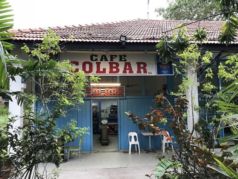 Colbar散发甘榜气息，食客多属该区的居民，往日常来消磨时光。