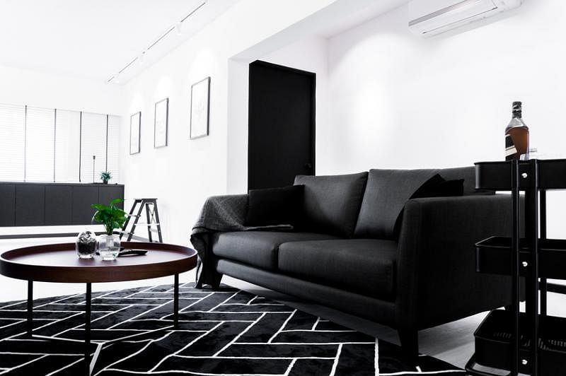 客厅多采用黑色家具，与白色墙面形成对比。