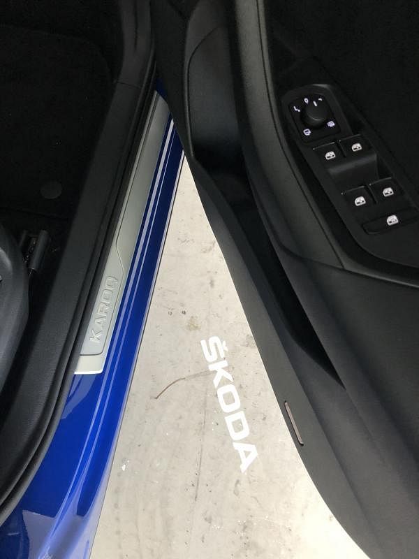 Style版本的Karoq在打开车门后，车子品牌名字会投影在地上。