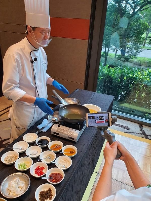 四川豆花饭庄总厨曾锋首次线上开烹饪班。