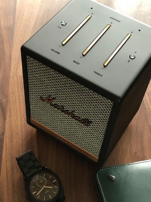 Marshall Uxbridge Voice音箱顶部有三条黄铜按钮，灵感源自吉他品格。