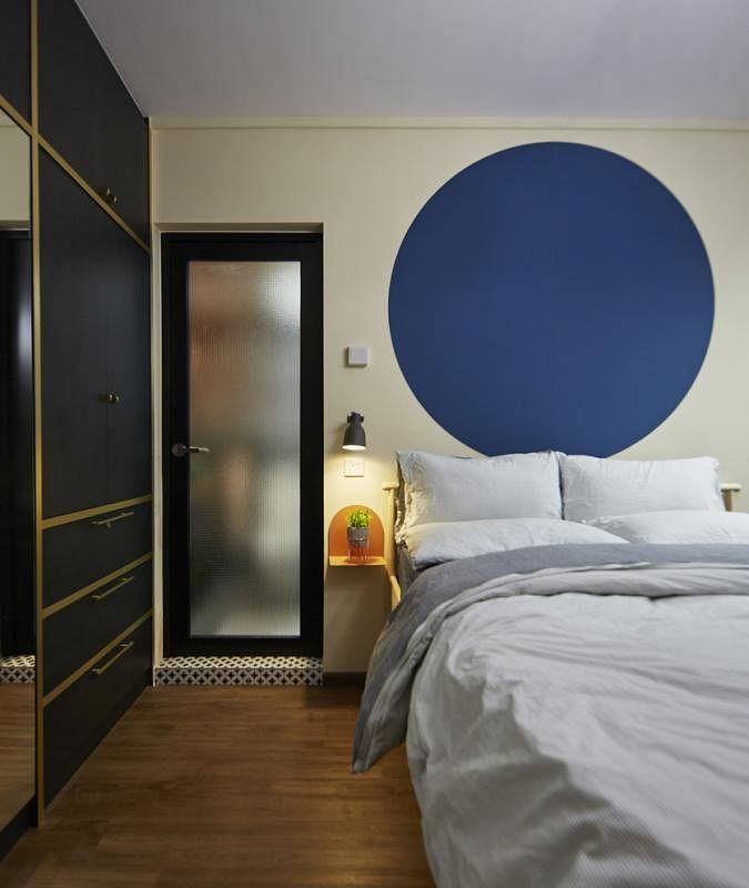 卧室墙上的蓝色大圆圈有抢眼的装饰效果。