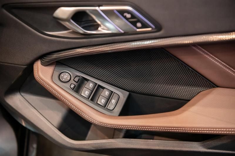 2系GranCoupe车室品质高，并配置了智能数码钥匙，车主可利用NFC技术，以智能手机开关车门。