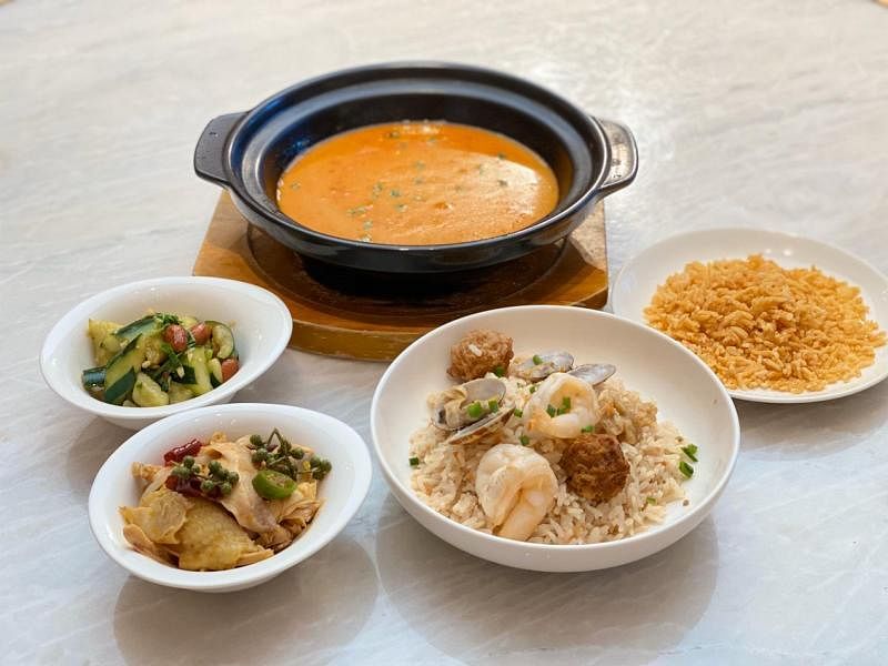 云海肴海鲜虾汤泡脆金米以外卖形式送上门，让食客自助加热后享用。