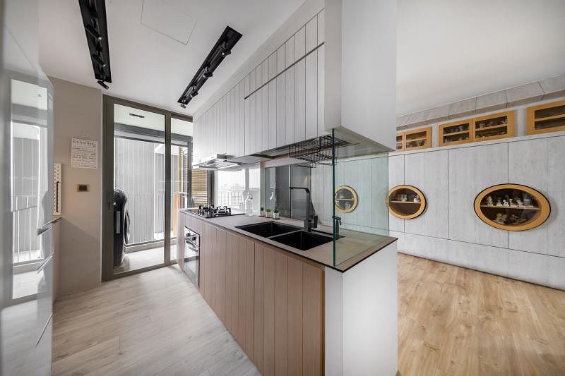 设计师重新设计厨房，并融入房子的主题元素。