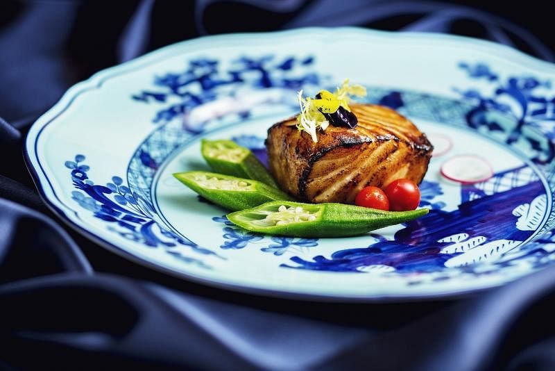 新加坡丽思卡尔顿美年酒店中餐馆夏苑的烤鲈鱼。