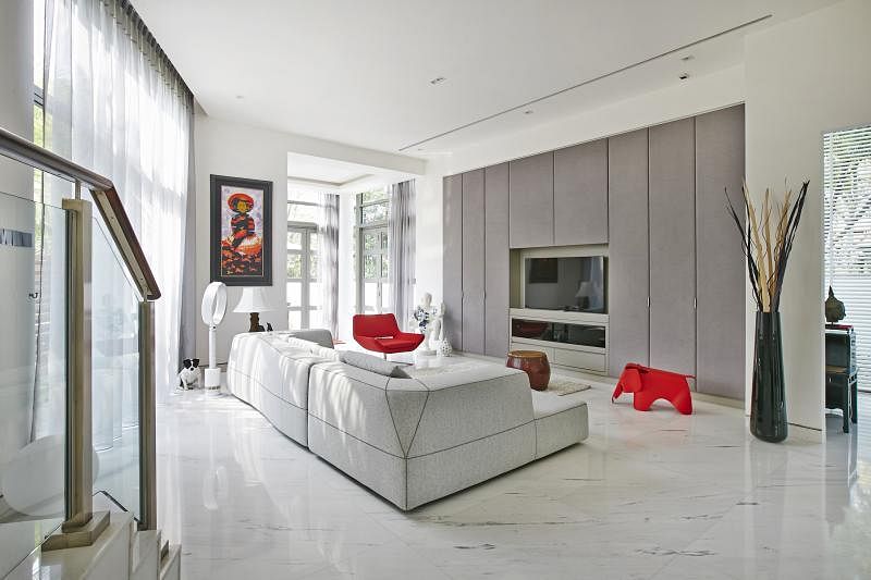 客厅以纯白和浅灰为主色，偶尔注入红椅、红凳，让这空间活了起来。
