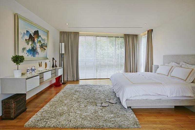 家里采用白色系主色，主人房加入温暖的实木地板，引入丝丝暖意。