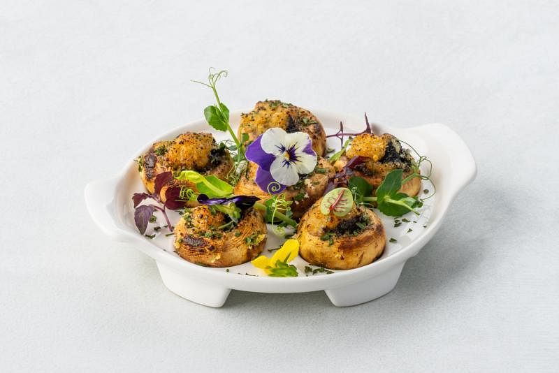 蜗牛是经典法国菜，在本地Collin's西餐馆也能品尝，而且价格实惠。