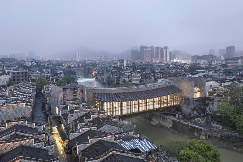 张永和设计的湘西吉首美术馆是桥也是馆，深层的人文体现让世界哗然。（田方方摄）