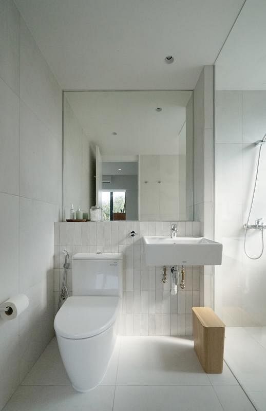 浴室设计也以纯净的材质作为考量，从墙砖、地砖、玻璃间隔到镜子等，都与全屋的风格一致。