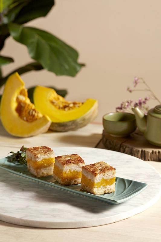 金瓜芋丝夹表皮香脆，吃时带有芋头和微甜金瓜香。